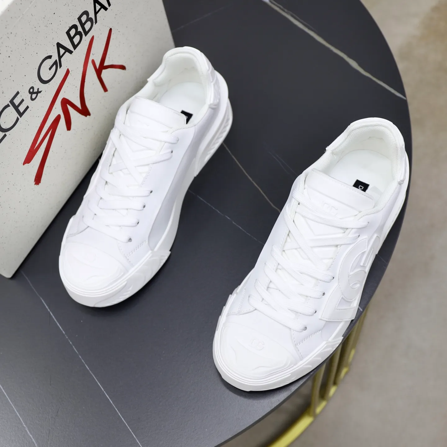 Ex-factory price: 600💰••New products••Dolce&Gabbana••DG✔️High-end men's sports•casual shoes. Original goods from top counters. Original imported multiple material splicing design ➕Original outsole.  Size: 38-44 (45, 46 customized)